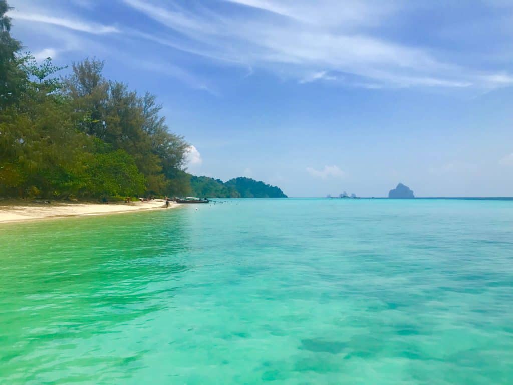 beach and turquoise water at Koh Kradan