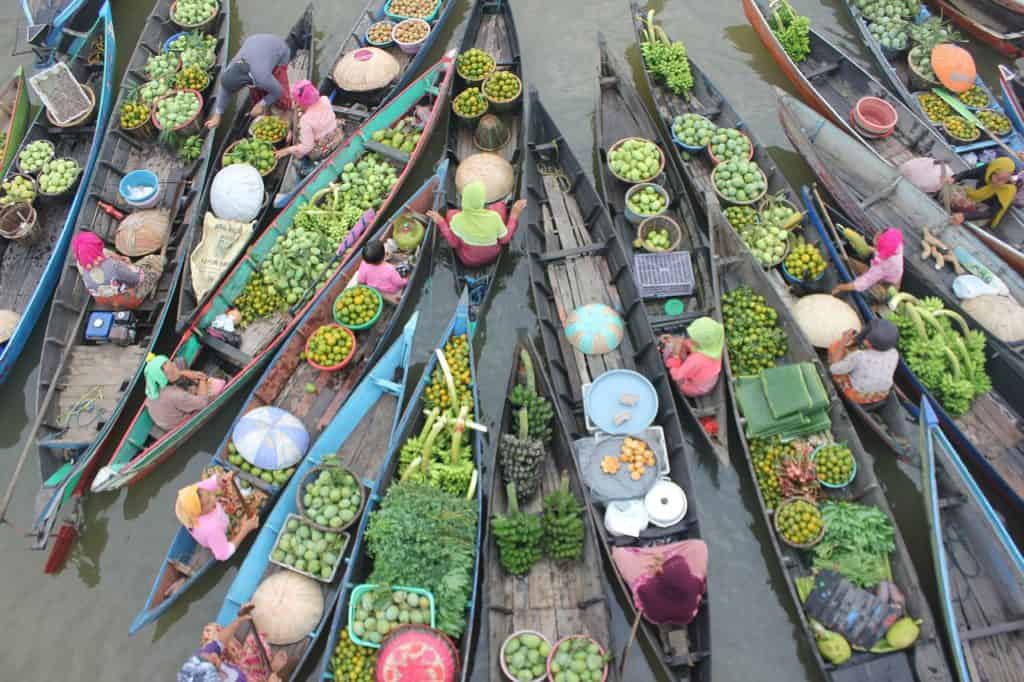 Thailand with a baby and toddler: Floating Market in Bangkok as seen from a bridge looking down on traders.