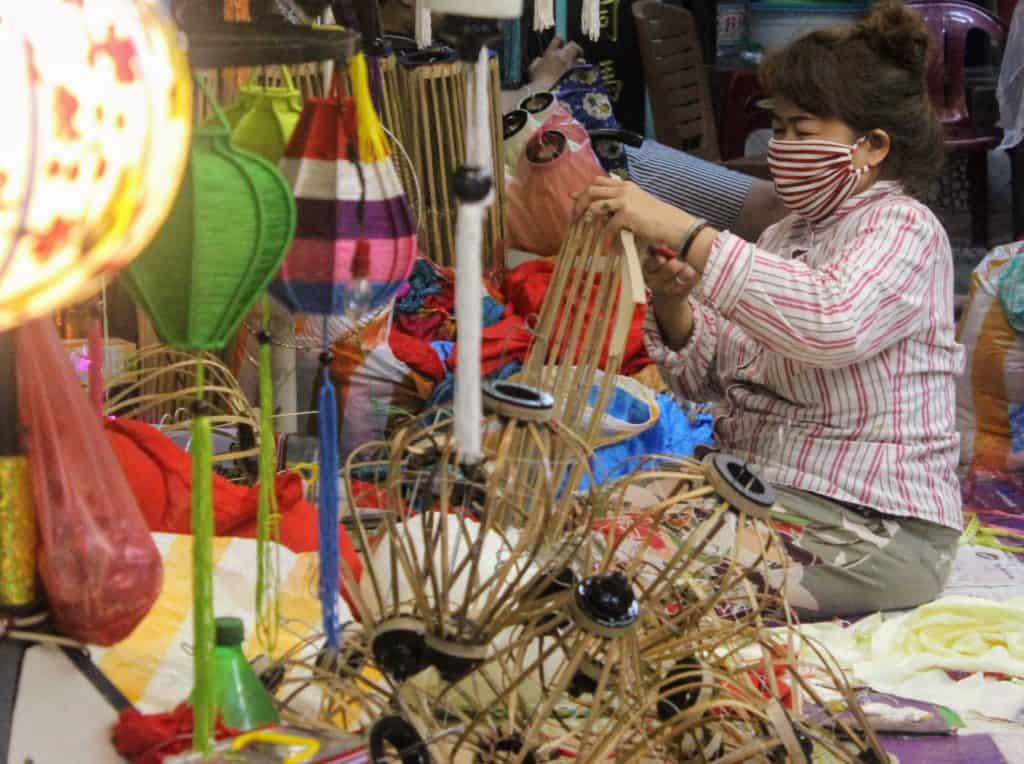 Vietnamese lady making a lantern. an activity for kids in hoi an